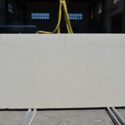 La Cantera di P.G. 64: lastre di Bianco Perlino cm 3, spazzolate, disponibili magazzino Marotta (PU).