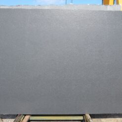 La Cantera di P.G. 64: lastre di nero assoluto cm 3 fiammate e patinate. Disponibili nel magazzino Marotta (PU).