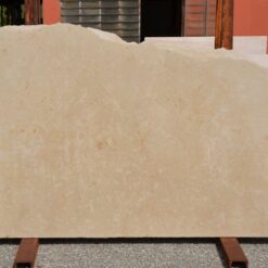 La Cantera di P.G. 64: lastre nova beige, disponibili nel magazzino di Marotta (PU).
