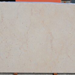La Cantera di P.G. 64: lastre nova beige fiammato, disponibili nel magazzino di Marotta (PU).