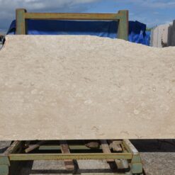 La Cantera di P.G. 64: lastre di Perlato Coreno, cm 2 e cm 3, disponibili nel magazzino di Marotta (PU).