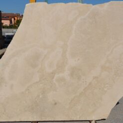 La Cantera di P.G. 64: lastre travertino romano a falda, disponibili nel magazzino di Marotta (PU).